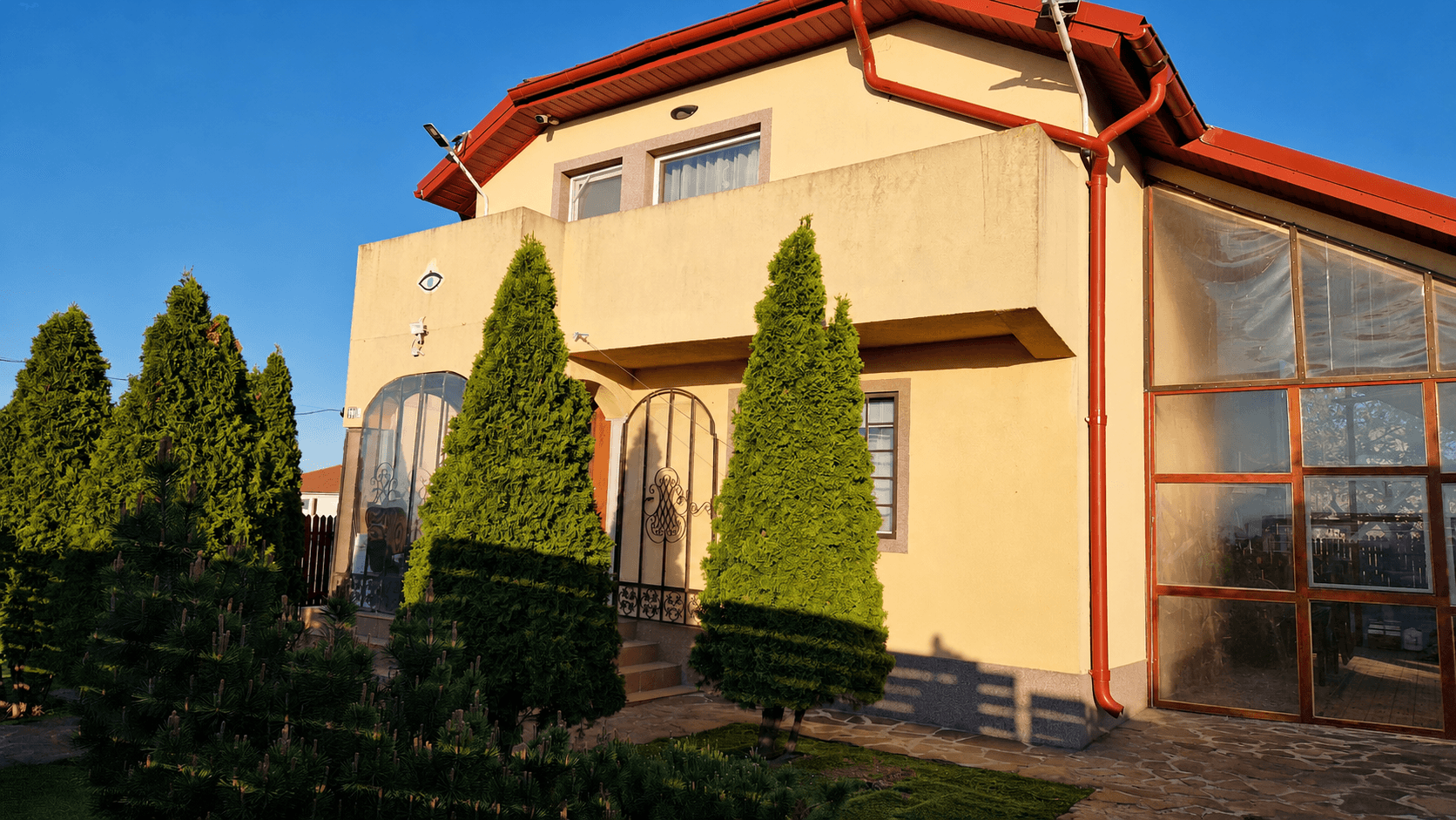 Vila Vis de Primăvară văzută din exterior