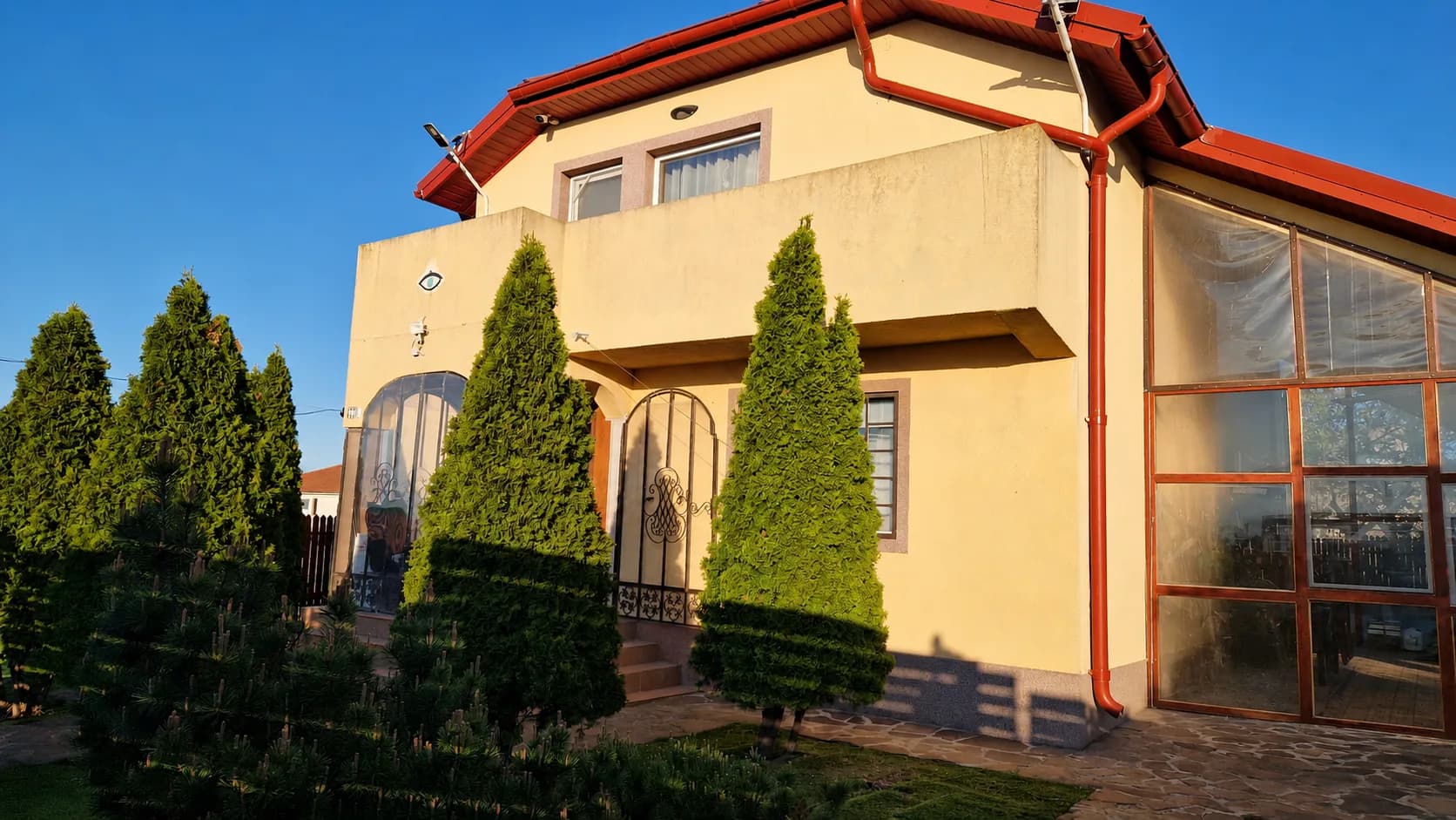 Vila Vis de Primăvară văzută din exterior
